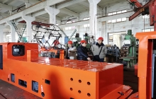 廣西客戶來(lái)公司洽談無(wú)人遙控鋰電變頻電機(jī)車合作事宜