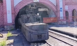 架線式電機(jī)車進(jìn)入信號(hào)燈顯示區(qū)應(yīng)怎么操作？
