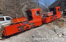 一批5噸湘潭鋰電池電機車抵達礦山現(xiàn)場